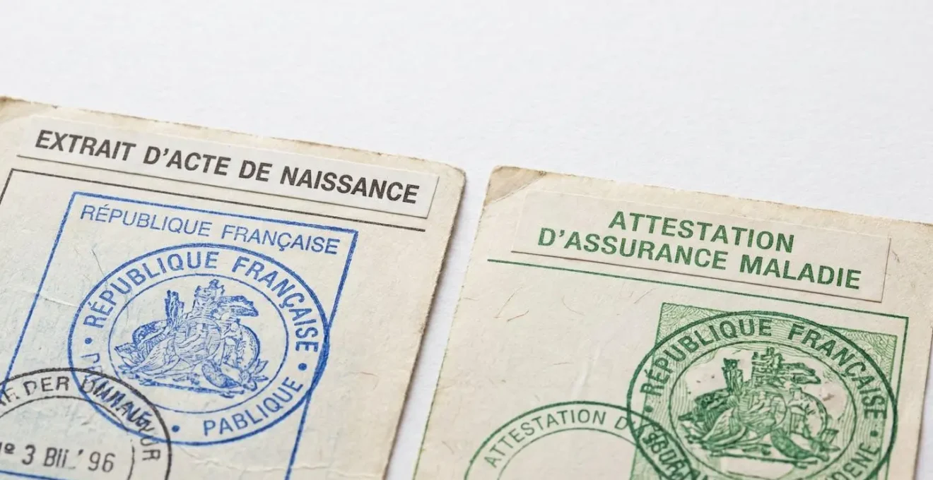 Deux documents administratifs français côte à côte sur une surface blanche : notification de pension de retraite CARSAT à gauche et formulaire de demande ASPA à droite, texte partiellement visible mais flouté